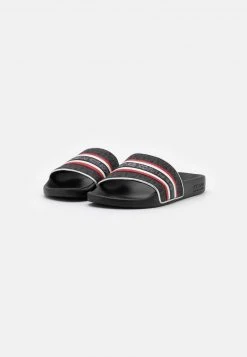MICHAEL Michael Kors Damen GIMORE SLIDE - Pantolette Flach - Black/crimson -MICHAEL Michael Kors Verkaufsgeschäft 0d1092e1ad4743dc9c86627a60cbcd9c