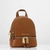MICHAEL Michael Kors Damen RHEA ZIP XS BACKPACK - Tagesrucksack - Tan 2 MICHAEL Michael Kors Damen RHEA ZIP XS BACKPACK - Tagesrucksack - Tan -MICHAEL Michael Kors Verkaufsgeschäft 140baccbc52c4fac8936f218f042fdb6