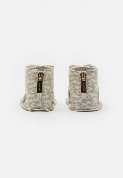 MICHAEL Michael Kors Kinder BABY TILLY - Riemensandalette - Vanilla 10 MICHAEL Michael Kors Kinder BABY TILLY - Riemensandalette - Vanilla -MICHAEL Michael Kors Verkaufsgeschäft 1b3b7a8ec5aa4cc9909b331f7fa60e8b