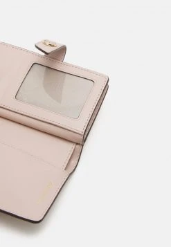 MICHAEL Michael Kors Damen CHARM WALLET - Geldbörse - Soft Pink 10 MICHAEL Michael Kors Damen CHARM WALLET - Geldbörse - Soft Pink -MICHAEL Michael Kors Verkaufsgeschäft 23841c85d91e4657a85c84cea8a23053