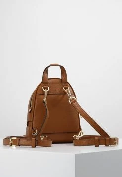 MICHAEL Michael Kors Damen RHEA ZIP XS BACKPACK - Tagesrucksack - Tan 10 MICHAEL Michael Kors Damen RHEA ZIP XS BACKPACK - Tagesrucksack - Tan -MICHAEL Michael Kors Verkaufsgeschäft 2d14216f3d9a446e84f6a4543366cb8f