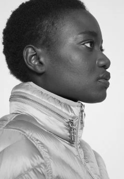 MICHAEL Michael Kors Damen SHORT PACKABLE PUFFER - Daunenjacke - Nickel 13 MICHAEL Michael Kors Damen SHORT PACKABLE PUFFER - Daunenjacke - Nickel -MICHAEL Michael Kors Verkaufsgeschäft 2f4020fb2f9f4c7fa7798f8dc85b0cc2