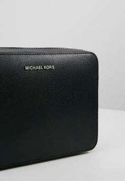 MICHAEL Michael Kors Damen JET SET TRAVEL - Umhängetasche - Black 15 MICHAEL Michael Kors Damen JET SET TRAVEL - Umhängetasche - Black -MICHAEL Michael Kors Verkaufsgeschäft 35a11087ad674a3386336965b1940d7d