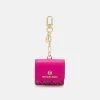 MICHAEL Michael Kors Damen TRAVEL ACCESSORIES CLIPCASE FOR AIRPODS - Sonstige Accessoires - Wild Berry 1 MICHAEL Michael Kors Damen TRAVEL ACCESSORIES CLIPCASE FOR AIRPODS - Sonstige Accessoires - Wild Berry -MICHAEL Michael Kors Verkaufsgeschäft 3b2cc48bc72943529ed8a9aef3b90054