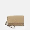 MICHAEL Michael Kors Damen JET SET CHARM FLAP WRISTLET - Geldbörse - Camel 2 MICHAEL Michael Kors Damen JET SET CHARM FLAP WRISTLET - Geldbörse - Camel -MICHAEL Michael Kors Verkaufsgeschäft 3fcbadf8023e4233bca34a7299469d76