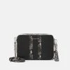 MICHAEL Michael Kors Damen JET CAMERA BAG - Umhängetasche - Black/white 1 MICHAEL Michael Kors Damen JET CAMERA BAG - Umhängetasche - Black/white -MICHAEL Michael Kors Verkaufsgeschäft 578f92652a3c4c8f9f07245aa80af52c