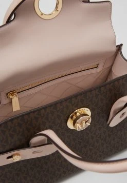 MICHAEL Michael Kors Damen CARMEN FLAP SATCHEL SEMI LUX - Handtasche - Brown/softpink 11 MICHAEL Michael Kors Damen CARMEN FLAP SATCHEL SEMI LUX - Handtasche - Brown/softpink -MICHAEL Michael Kors Verkaufsgeschäft 5c175caccd3743bb862ae7f2f6795b2f