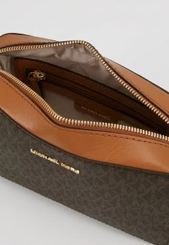 MICHAEL Michael Kors Damen CROSSBODIES CAMERA BAG - Umhängetasche - Brown 13 MICHAEL Michael Kors Damen CROSSBODIES CAMERA BAG - Umhängetasche - Brown -MICHAEL Michael Kors Verkaufsgeschäft 5f898dd6000a4c2a8de211da976d4174