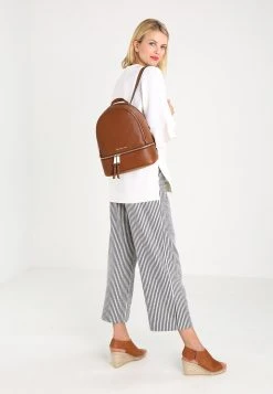 MICHAEL Michael Kors Damen RHEA ZIP BACKPACK SMALL - Tagesrucksack - Luggage 9 MICHAEL Michael Kors Damen RHEA ZIP BACKPACK SMALL - Tagesrucksack - Luggage -MICHAEL Michael Kors Verkaufsgeschäft 633695beecff42a7b09a4c7fbdd5b6a9