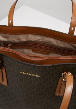 MICHAEL Michael Kors Damen VOYAGER SIGNATURE TOTE - Handtasche - Brown 14 MICHAEL Michael Kors Damen VOYAGER SIGNATURE TOTE - Handtasche - Brown -MICHAEL Michael Kors Verkaufsgeschäft 69d5c33914ea487d8b5c32ae4c29ebf1
