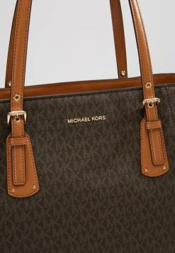 MICHAEL Michael Kors Damen VOYAGER SIGNATURE TOTE - Handtasche - Brown 17 MICHAEL Michael Kors Damen VOYAGER SIGNATURE TOTE - Handtasche - Brown -MICHAEL Michael Kors Verkaufsgeschäft 6c62b62ce5fd48bba40e2aabd68f640e