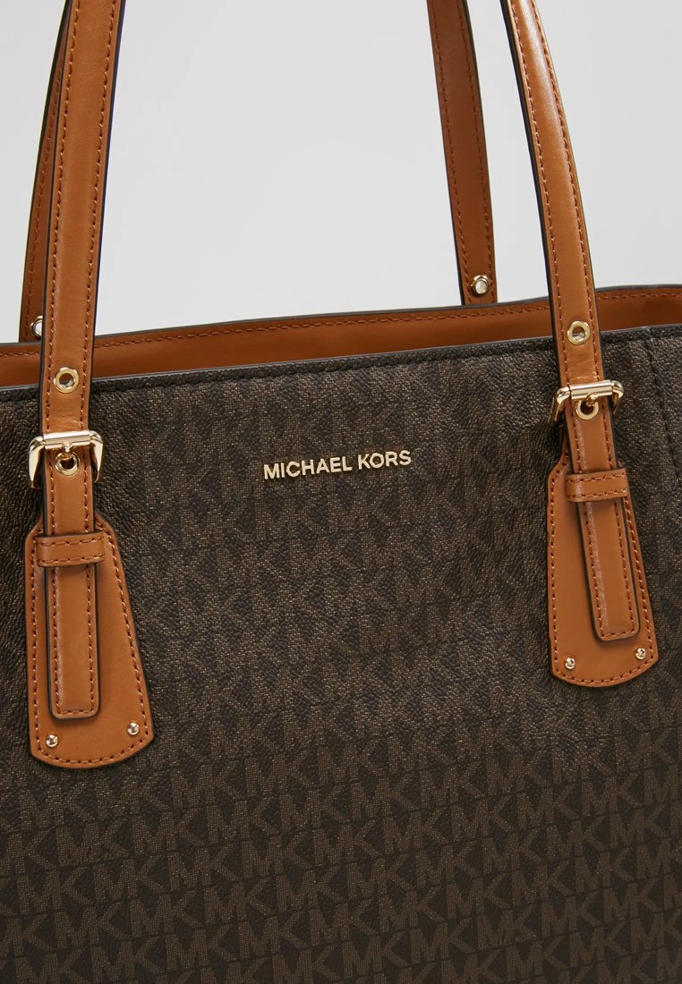 MICHAEL Michael Kors Damen VOYAGER SIGNATURE TOTE - Handtasche - Brown 10 MICHAEL Michael Kors Damen VOYAGER SIGNATURE TOTE - Handtasche - Brown – Bild 8