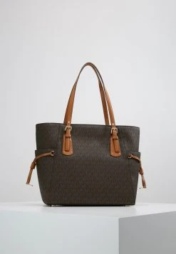 MICHAEL Michael Kors Damen VOYAGER SIGNATURE TOTE - Handtasche - Brown 12 MICHAEL Michael Kors Damen VOYAGER SIGNATURE TOTE - Handtasche - Brown -MICHAEL Michael Kors Verkaufsgeschäft 754664e4b2b14644b62d214338d68ce1