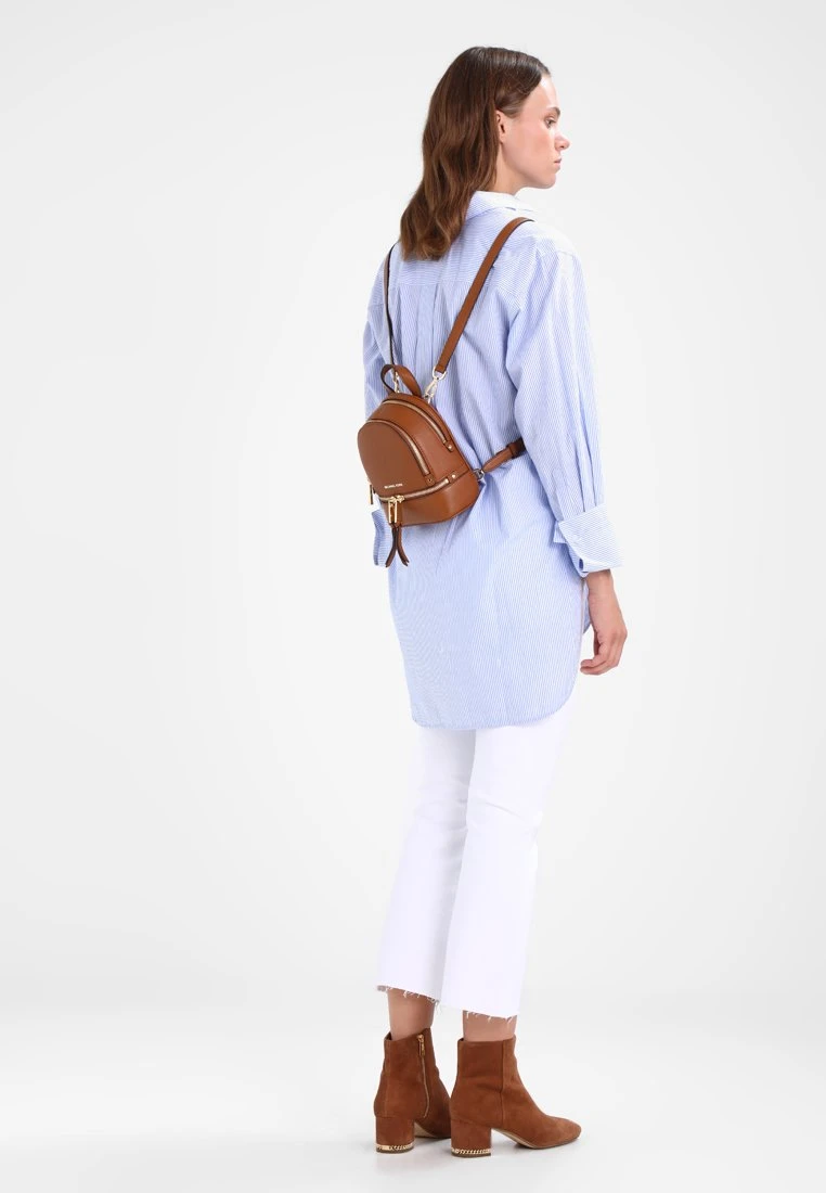 MICHAEL Michael Kors Damen RHEA ZIP XS BACKPACK - Tagesrucksack - Tan 4 MICHAEL Michael Kors Damen RHEA ZIP XS BACKPACK - Tagesrucksack - Tan – Bild 2