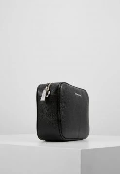 MICHAEL Michael Kors Damen JET SET CAMERA BAG - Umhängetasche - Black 13 MICHAEL Michael Kors Damen JET SET CAMERA BAG - Umhängetasche - Black -MICHAEL Michael Kors Verkaufsgeschäft 84a0e45d3f1d42b6962658662126d9ea