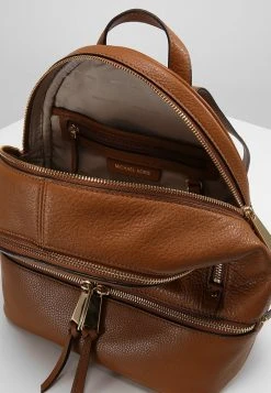 MICHAEL Michael Kors Damen RHEA ZIP BACKPACK SMALL - Tagesrucksack - Luggage 12 MICHAEL Michael Kors Damen RHEA ZIP BACKPACK SMALL - Tagesrucksack - Luggage -MICHAEL Michael Kors Verkaufsgeschäft 8859f3cf5dc14df6bce7d922b91ea111