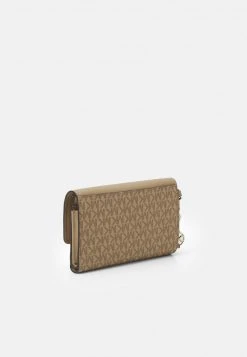 MICHAEL Michael Kors Damen JET SET CHARM FLAP WRISTLET - Geldbörse - Camel 8 MICHAEL Michael Kors Damen JET SET CHARM FLAP WRISTLET - Geldbörse - Camel -MICHAEL Michael Kors Verkaufsgeschäft 8e85430c03e149d8912c636989623375