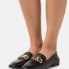 MICHAEL Michael Kors Damen IZZY LOAFER - Slipper - Black 2 MICHAEL Michael Kors Damen IZZY LOAFER - Slipper - Black -MICHAEL Michael Kors Verkaufsgeschäft a57dd390bc8142bd93940721d6e53b26