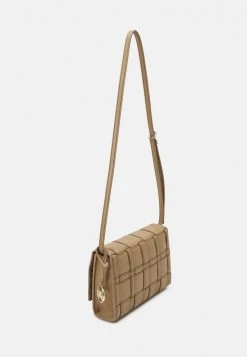 MICHAEL Michael Kors Damen IVY XBODY - Umhängetasche - Camel 13 MICHAEL Michael Kors Damen IVY XBODY - Umhängetasche - Camel -MICHAEL Michael Kors Verkaufsgeschäft a772ec210af645968178c5dd0db34417