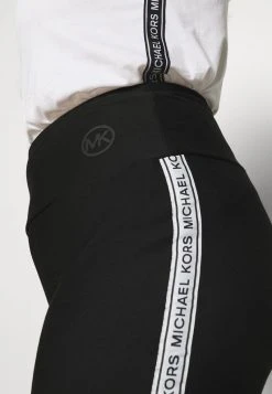 MICHAEL Michael Kors Damen LOGO TAPE BIKER SHORT - Shorts - Black 11 MICHAEL Michael Kors Damen LOGO TAPE BIKER SHORT - Shorts - Black -MICHAEL Michael Kors Verkaufsgeschäft a9ba034dbbf74bf696f158371f01668c