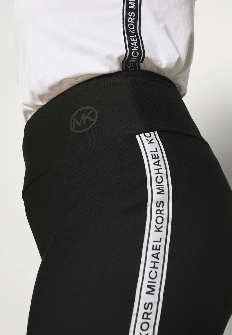 MICHAEL Michael Kors Damen LOGO TAPE BIKER SHORT - Shorts - Black 6 MICHAEL Michael Kors Damen LOGO TAPE BIKER SHORT - Shorts - Black – Bild 4