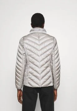 MICHAEL Michael Kors Damen SHORT PACKABLE PUFFER - Daunenjacke - Nickel 11 MICHAEL Michael Kors Damen SHORT PACKABLE PUFFER - Daunenjacke - Nickel -MICHAEL Michael Kors Verkaufsgeschäft ac0dfb8f41f843c18c6329e9c09a6423