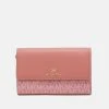 MICHAEL Michael Kors Damen JET SET CHARM FLAP WRISTLET - Geldbörse - Rose 1 MICHAEL Michael Kors Damen JET SET CHARM FLAP WRISTLET - Geldbörse - Rose -MICHAEL Michael Kors Verkaufsgeschäft b5dfa8b21efb44fd817f7bc4862f7dd6
