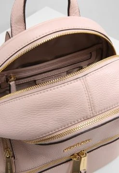 MICHAEL Michael Kors Damen RHEA ZIP BACKPACK SMALL - Tagesrucksack - Soft Pink 12 MICHAEL Michael Kors Damen RHEA ZIP BACKPACK SMALL - Tagesrucksack - Soft Pink -MICHAEL Michael Kors Verkaufsgeschäft b6a01b68281a4c0f94740c7e2b45b530
