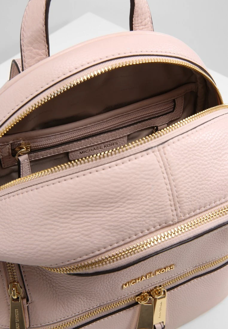 MICHAEL Michael Kors Damen RHEA ZIP BACKPACK SMALL - Tagesrucksack - Soft Pink 7 MICHAEL Michael Kors Damen RHEA ZIP BACKPACK SMALL - Tagesrucksack - Soft Pink – Bild 5