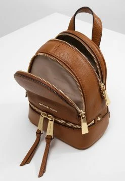 MICHAEL Michael Kors Damen RHEA ZIP XS BACKPACK - Tagesrucksack - Tan 12 MICHAEL Michael Kors Damen RHEA ZIP XS BACKPACK - Tagesrucksack - Tan -MICHAEL Michael Kors Verkaufsgeschäft c2331879b6244c0496020b866f760923