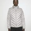 MICHAEL Michael Kors Damen SHORT PACKABLE PUFFER - Daunenjacke - Nickel 2 MICHAEL Michael Kors Damen SHORT PACKABLE PUFFER - Daunenjacke - Nickel -MICHAEL Michael Kors Verkaufsgeschäft c872d5b40b474ff3a84e6a26b409f371