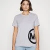 MICHAEL Michael Kors Damen CHARM CLASSIC - T-Shirt Print - Light Grey 1 MICHAEL Michael Kors Damen CHARM CLASSIC - T-Shirt Print - Light Grey -MICHAEL Michael Kors Verkaufsgeschäft cc60895918a9465db9aa5d4b3a2eaadd