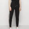 MICHAEL Michael Kors Damen LOGO TAPE JOGGER - Jogginghose - Black 1 MICHAEL Michael Kors Damen LOGO TAPE JOGGER - Jogginghose - Black -MICHAEL Michael Kors Verkaufsgeschäft cf3aae6e9b5a48efbc404f337007cf2b