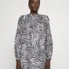 MICHAEL Michael Kors Damen LAWN ZEBRA MINI - Blusenkleid - White/black 2 MICHAEL Michael Kors Damen LAWN ZEBRA MINI - Blusenkleid - White/black -MICHAEL Michael Kors Verkaufsgeschäft cf9e03e19fb94589806fe99b1b4b9913