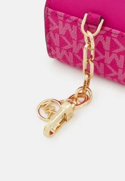 MICHAEL Michael Kors Damen TRAVEL ACCESSORIES CLIPCASE FOR AIRPODS - Sonstige Accessoires - Wild Berry -MICHAEL Michael Kors Verkaufsgeschäft e274738301f140ff91b92a515f51c700
