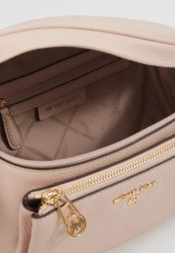 MICHAEL Michael Kors Damen SLATER SLING PACK - Umhängetasche - Soft Pink 10 MICHAEL Michael Kors Damen SLATER SLING PACK - Umhängetasche - Soft Pink -MICHAEL Michael Kors Verkaufsgeschäft eae6d7b23bea4f49b405c5c4de58f4ac