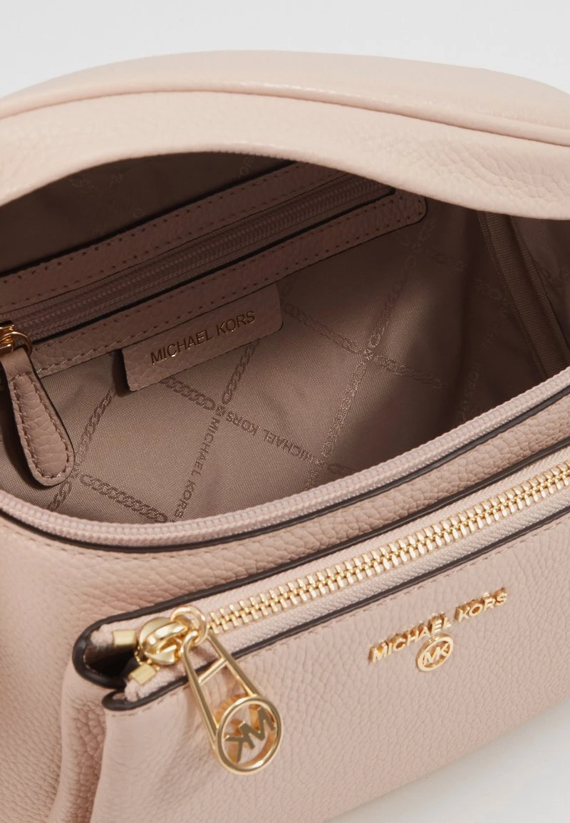 MICHAEL Michael Kors Damen SLATER SLING PACK - Umhängetasche - Soft Pink 6 MICHAEL Michael Kors Damen SLATER SLING PACK - Umhängetasche - Soft Pink – Bild 4