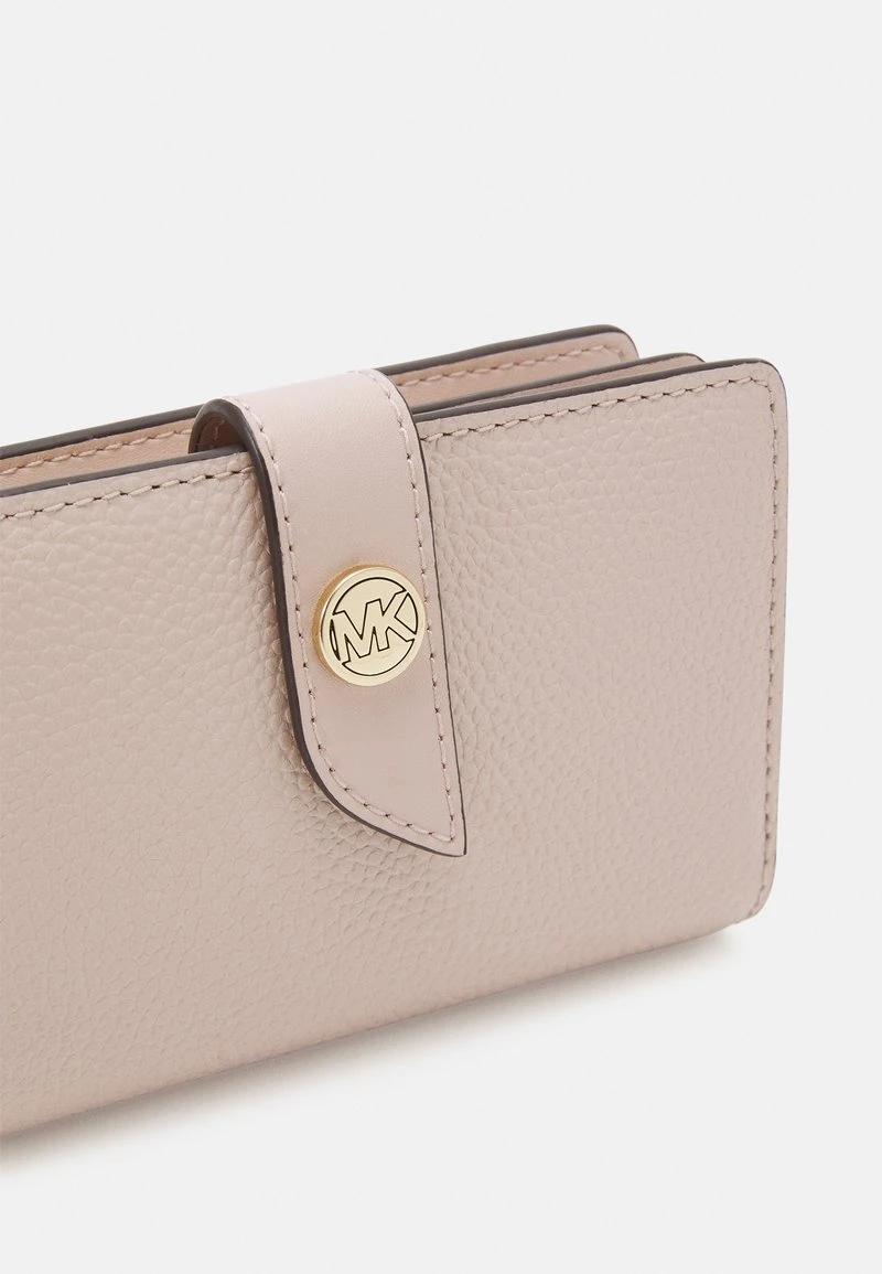 MICHAEL Michael Kors Damen CHARM WALLET - Geldbörse - Soft Pink 8 MICHAEL Michael Kors Damen CHARM WALLET - Geldbörse - Soft Pink – Bild 6