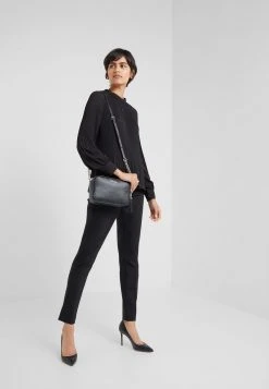 MICHAEL Michael Kors Damen JET SET CAMERA BAG - Umhängetasche - Black 11 MICHAEL Michael Kors Damen JET SET CAMERA BAG - Umhängetasche - Black -MICHAEL Michael Kors Verkaufsgeschäft f6a85e27581b4fd2bbdff28fb8cd3392