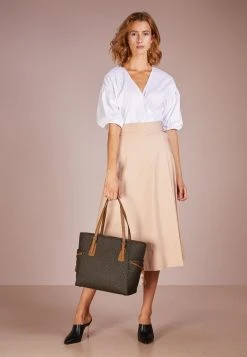 MICHAEL Michael Kors Damen VOYAGER SIGNATURE TOTE - Handtasche - Brown 11 MICHAEL Michael Kors Damen VOYAGER SIGNATURE TOTE - Handtasche - Brown -MICHAEL Michael Kors Verkaufsgeschäft fea372061ecd439aa52d076236012762